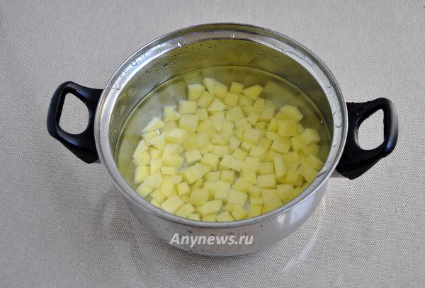 Суп с щавелем и фрикадельками- отвариваем картофель