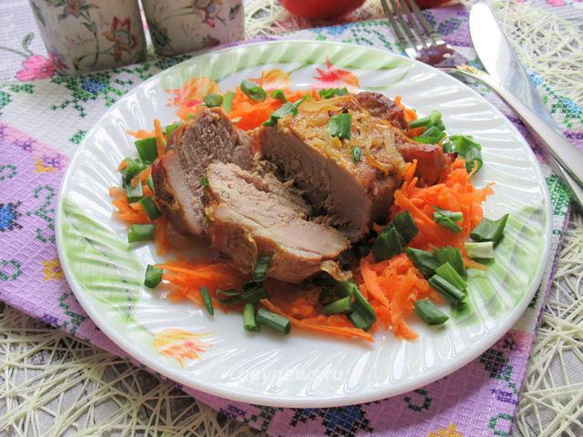 Мясо на луковой подушке с картошкой в духовке рецепт с фото