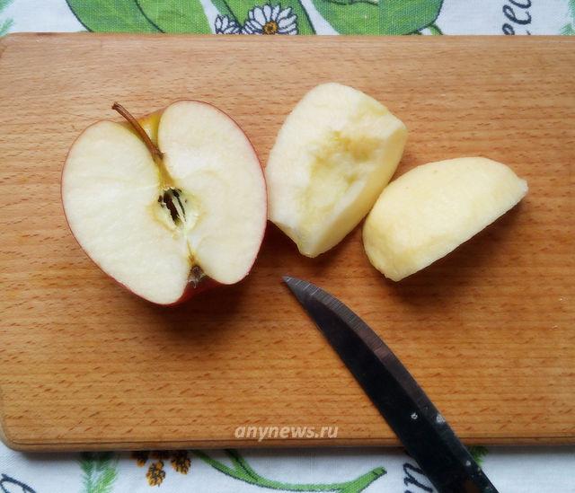 сладкие гренки с яблоком и корицей - режем яблоко