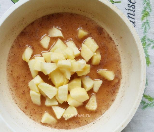 сладкие гренки с яблоком и корицей - обжариваем яблоки