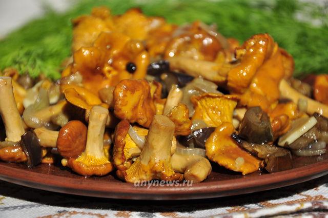 Жареные грибы лисички с баклажанами