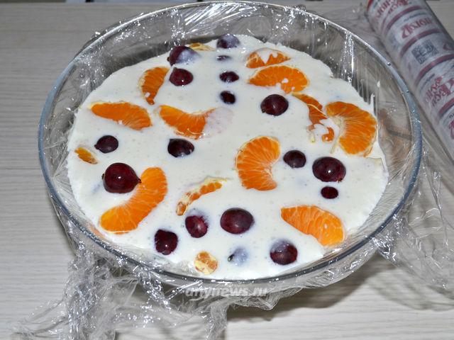 Творожный торт с фруктами и желатином без выпечки - заливаем десерт в форму