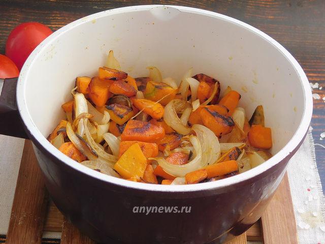 Как приготовить икру из патиссонов на зиму - обжарить морковь и лук