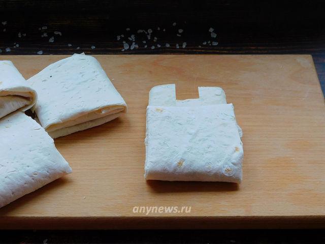 конвертики из лаваша с колбасой и сыром - формируем конверт