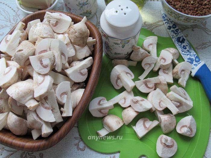 Гречка с грибами в горшочках - режем грибы