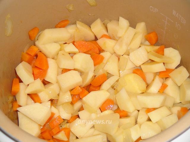 Добавляем картошку к другим овощам в мультиварке