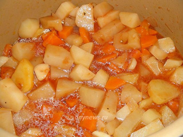 Готовим азу по-татарски с говядиной и солеными огурцами - добавляем томатную пасту