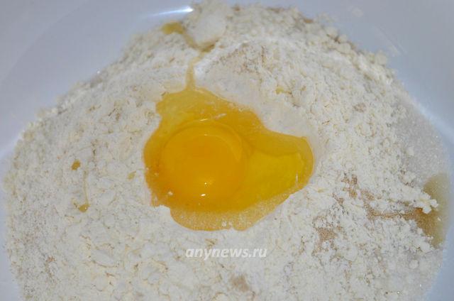 Добавляем к сыпучим ингредиентам яйцо