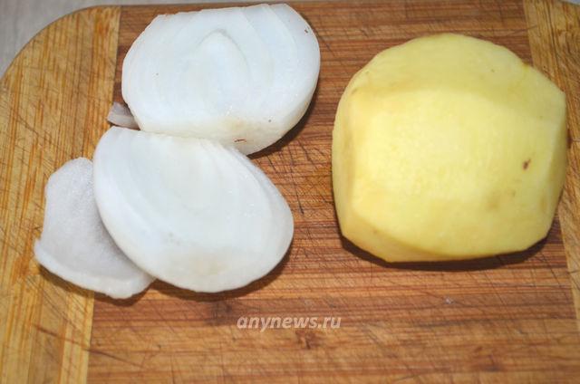 Чистим картофель для начинки