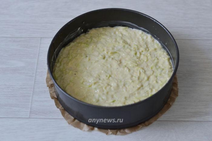 Формируем пирог из кабачков с сыром в кулинарном кольце