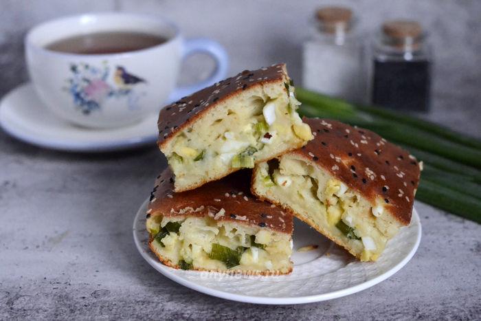 Пирог с яйцом и зеленым луком на кефире