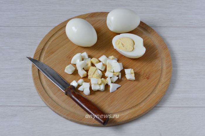 яйца нарезаем средними кубиками