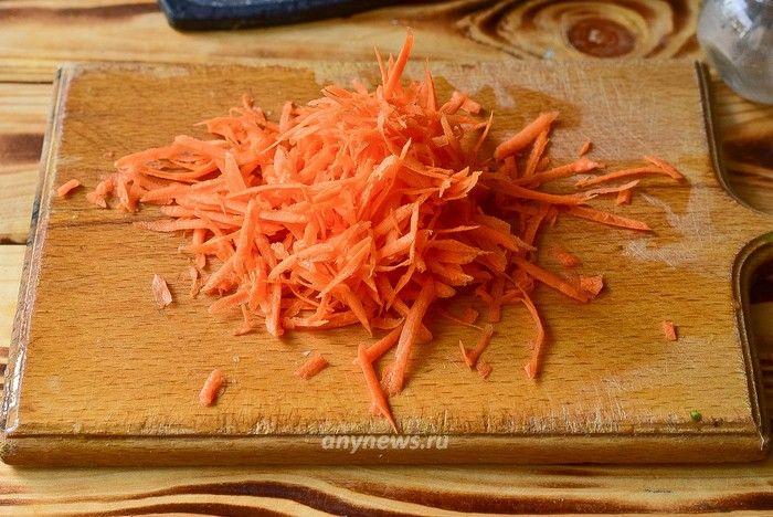 Натрите морковку для икры из огурцов 