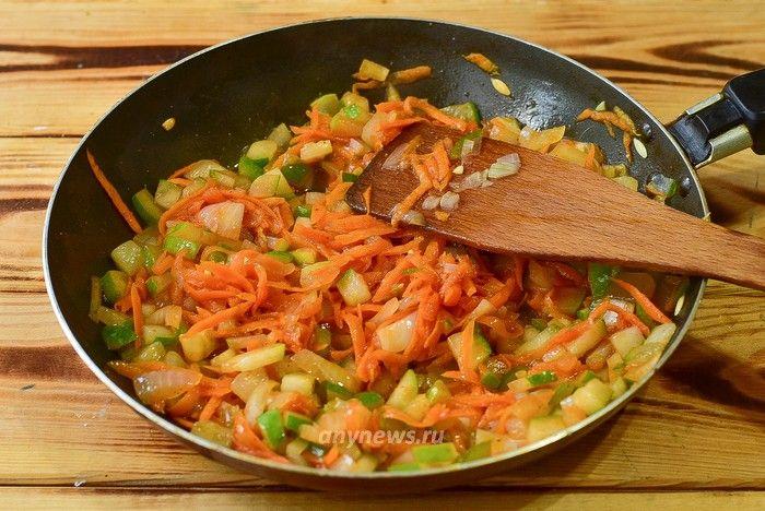 Тушите овощи на сковороде до мягкости
