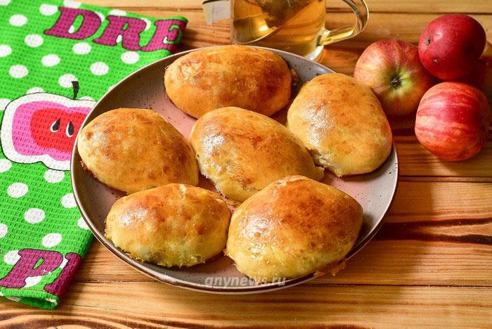 Домашние пирожки с яблоками в духовке
