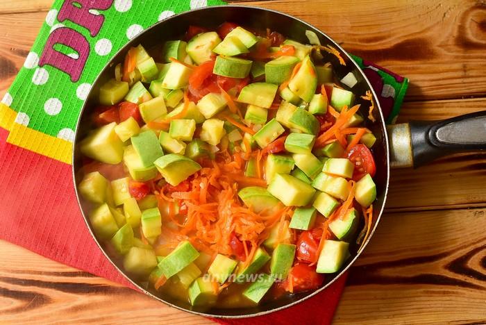 Пассеруйте овощи для кабачковой икры