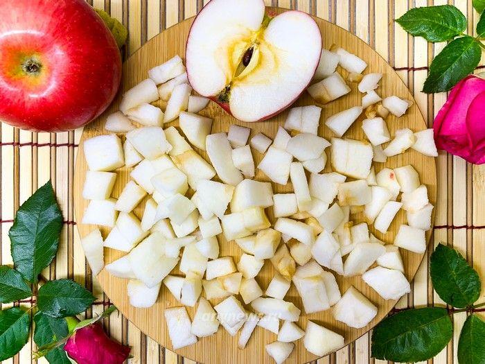 Чистим и нарезаем яблоки для шарлотки