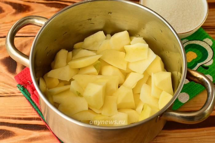 Нарежьте яблоки для варенья дольками