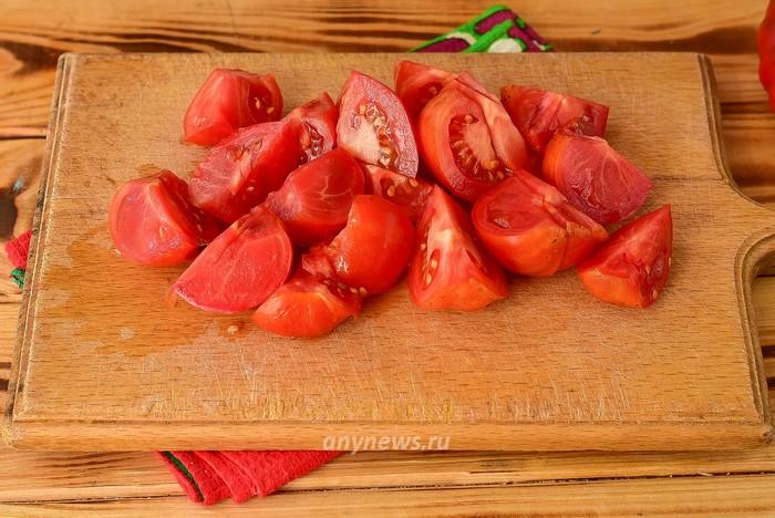 Нарежьте помидоры ломтиками