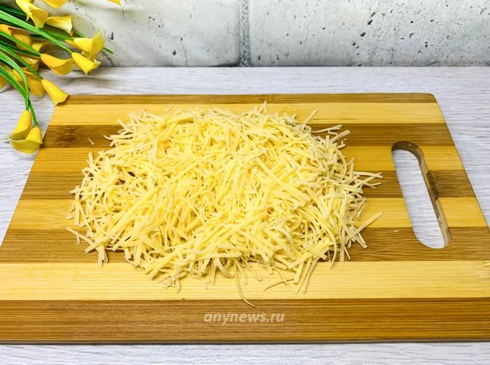 Натираем твердый сыр на терке