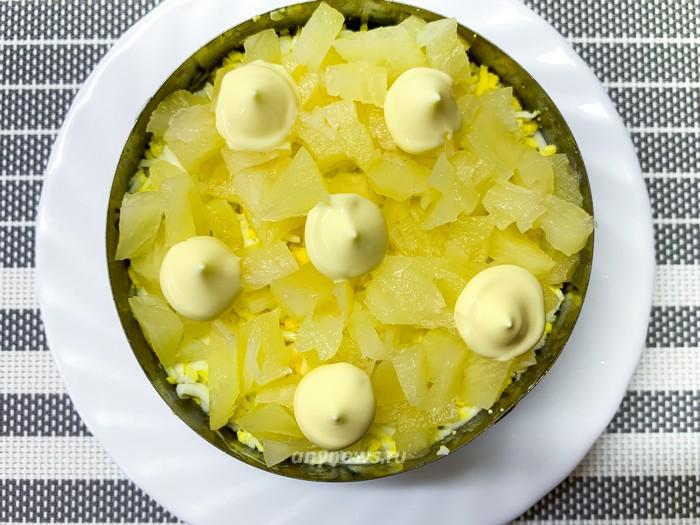 Нарезанный ананас выкладываем на яйцо