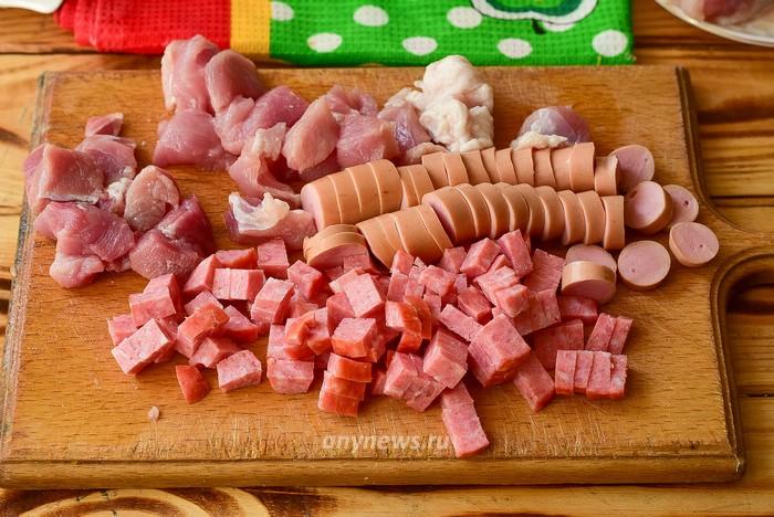 Нарежьте кубиками мясо, сервелат, сосиски для солянки