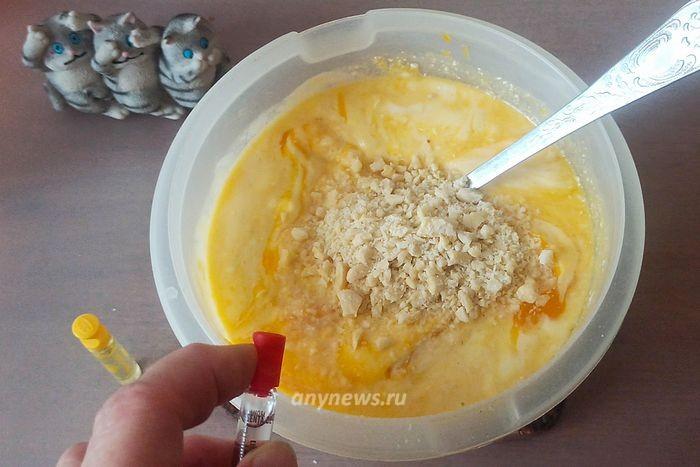 К яично-масляной смеси добавляем остывшее пюре тыквы