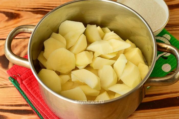 Выложите нарезанные яблоки в кастрюлю для варки повидла