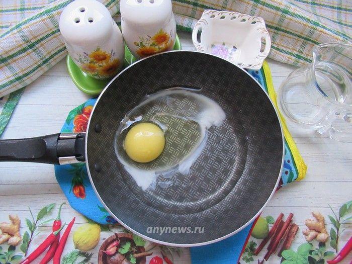 Яичница на воде на сковороде без масла рецепт с фото