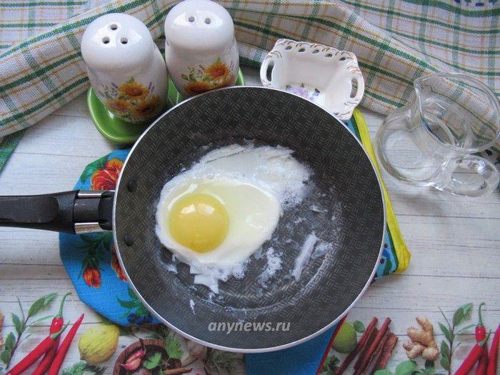Яичница на воде на сковороде без масла рецепт с фото