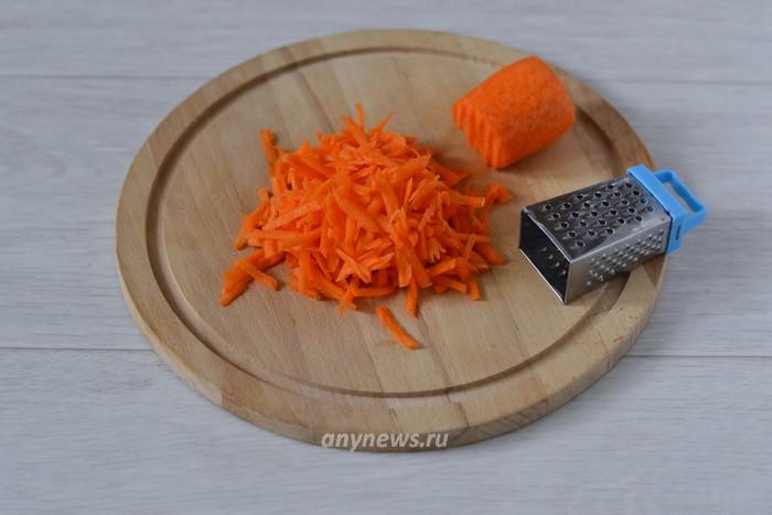 Морковь натираем на крупной стороне тёрки