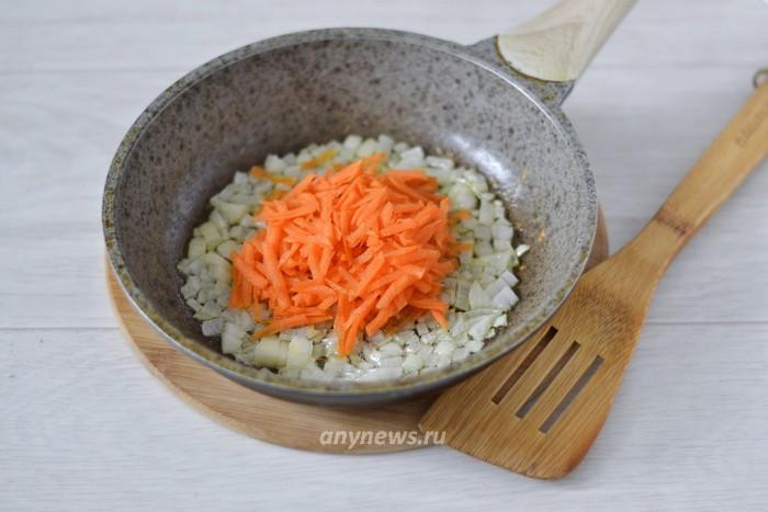 Добавляем на сковородку тёртую морковку