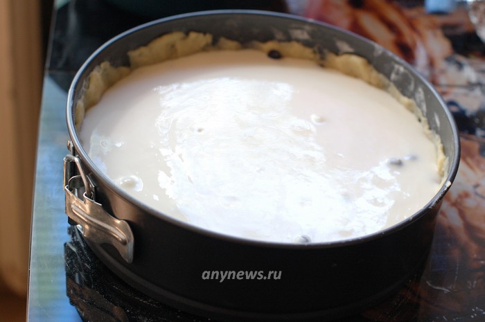 Залейте тесто и чернику сметанной заливкой