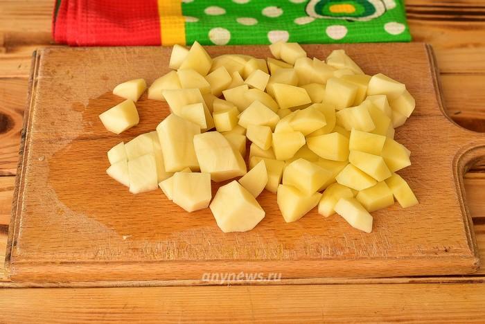овощное рагу с кабачками и картошкой на сковороде - очистите картофель