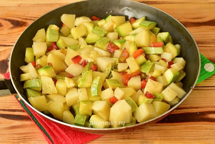 Тушите овощное рагу с кабачками и картошкой на сковороде 25 минут