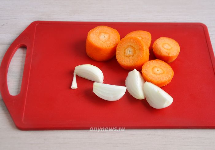 крем-суп с плавленным сыром - нарежем лук и морковь