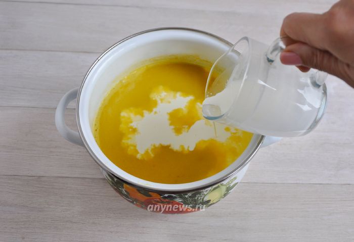 Добавляем в сырный крем-суп сливки