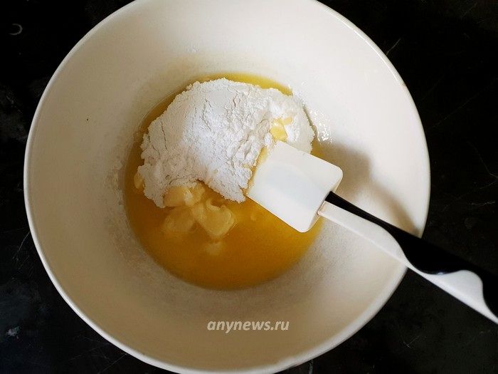 Мягкое сливочное масло перемешать с сахарной пудрой