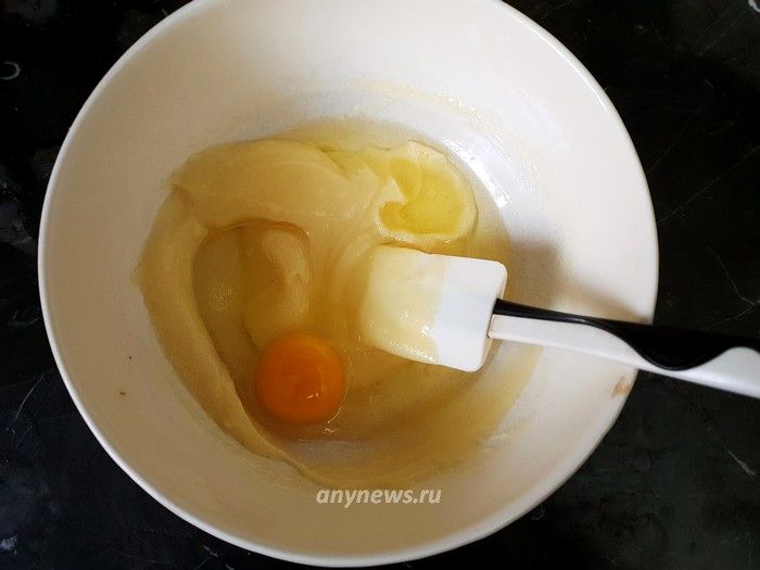 Добавить растительное масло и яйцо