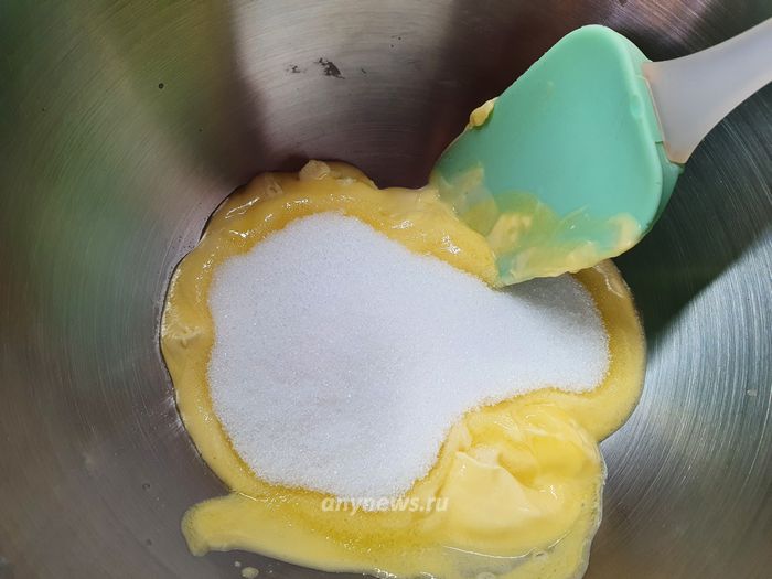 смешать силиконовой лопаткой мягкое масло с сахаром