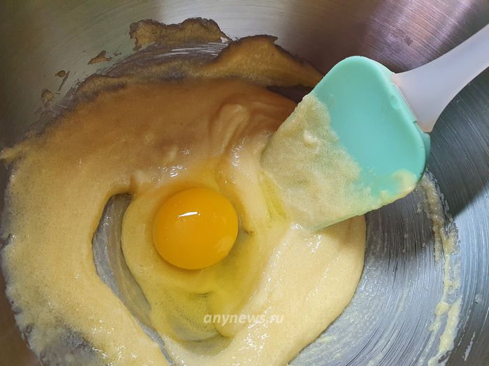 К сахару и маслу добавить яйцо