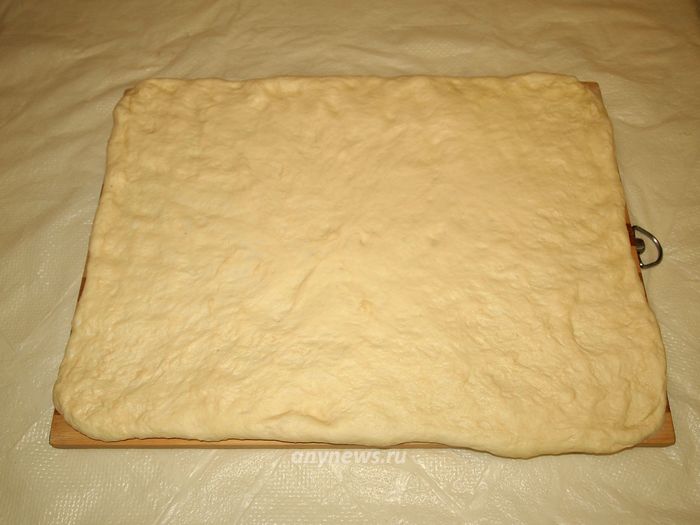 Раскатываем тесто для булочек в пласт прямоугольной формы