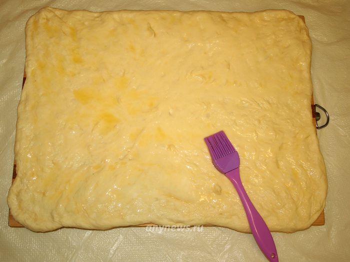 Покроем тесто для булочек слоем сливочного масла