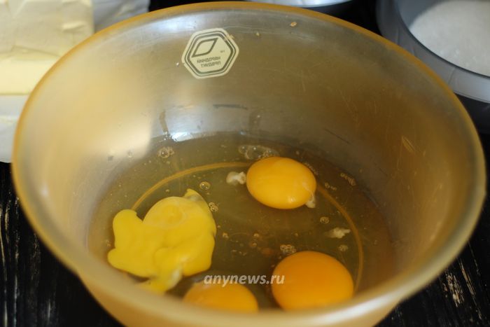 В миску влейте куриные яйца