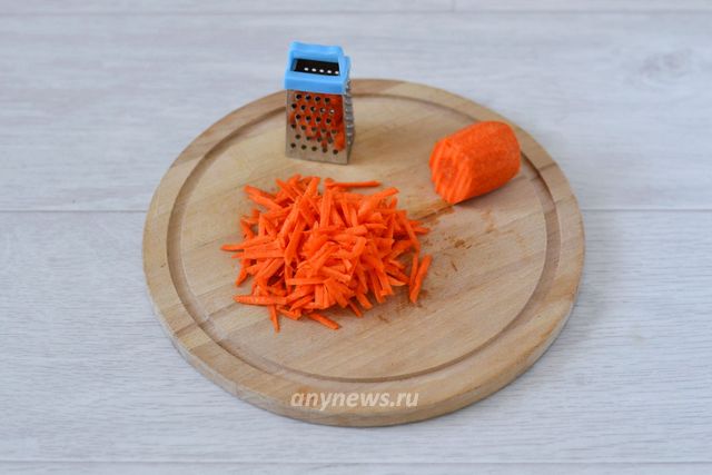Морковку натираем на терке