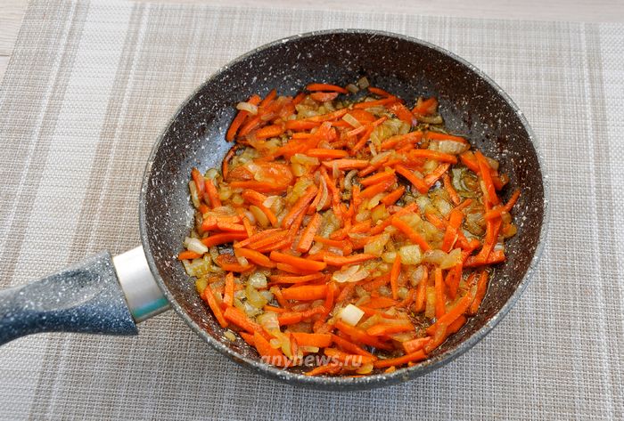 обжариваем морковь и лук до хорошего зарумянивания