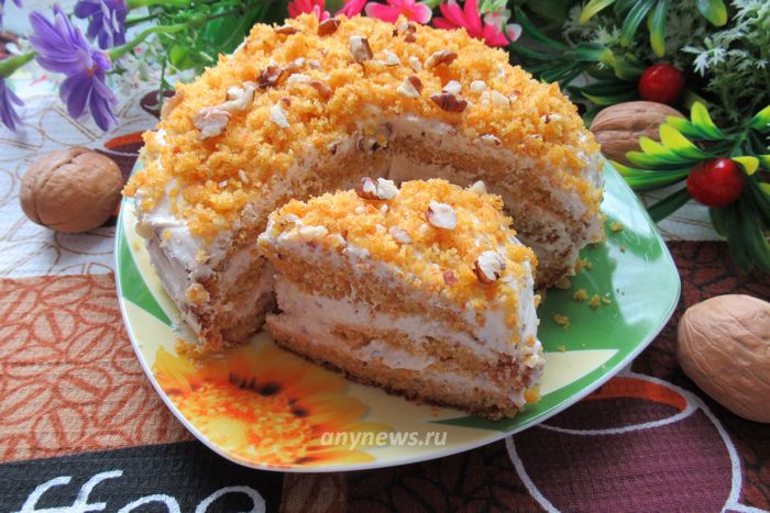 Морковный торт с творожным кремом и орехами
