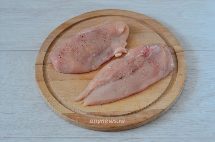 Солим и перчим куриное мясо с обеих сторон