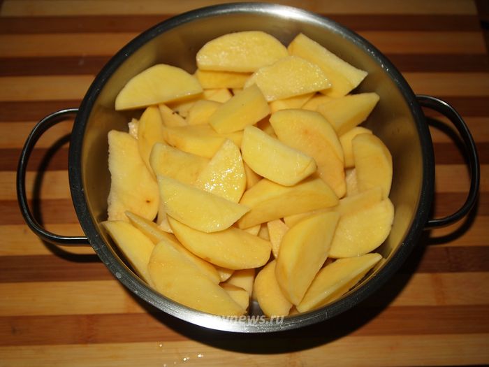Перекладываем картофель в кастрюлю