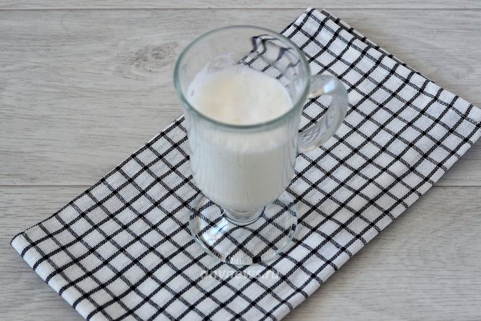 Переливаем взбитое молоко в стакан для Латте